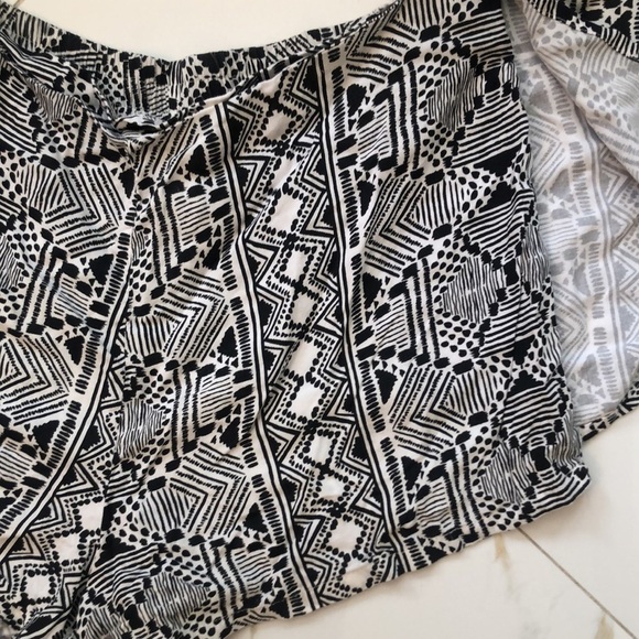 BAND OF GYPSIES Aztec Black And White Print Shorts Size XS - Picture 4 of 9